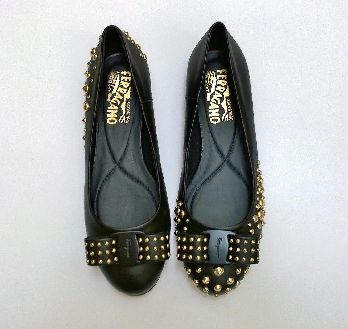 Ferragamo Varinaroc Black Leather Gold Studs Bow Shoes Flats C Wide Width